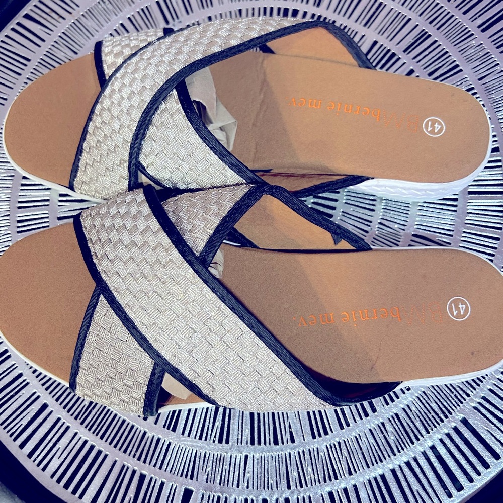 Like New Bernie Mev sandals